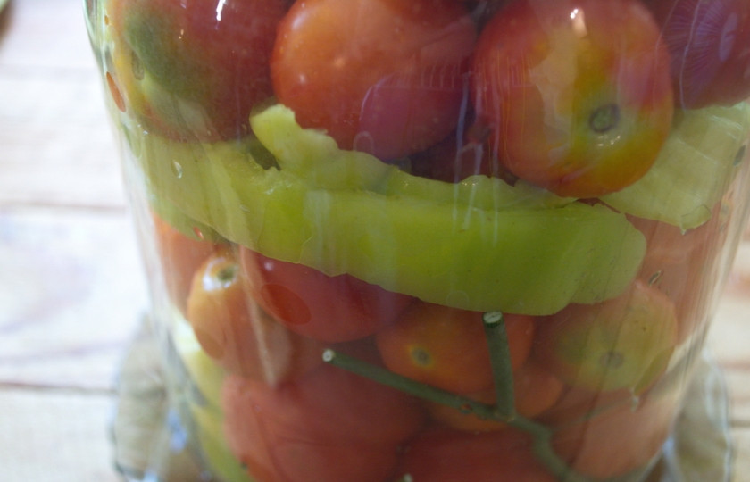 1. Этап. Консервированные помидоры на зиму: Заполните банку помидорами и нарезанным болгарским перцем.