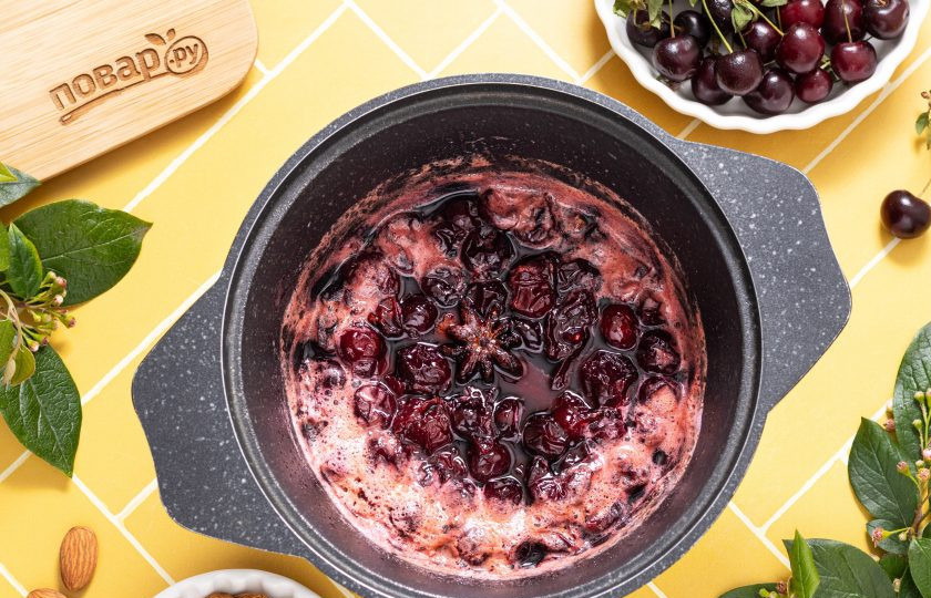 1. Этап. Варенье из вишни с миндалем: Доведите до кипения на среднем огне и варите 10 минут на медленном огне. Пенку снимайте ложкой.