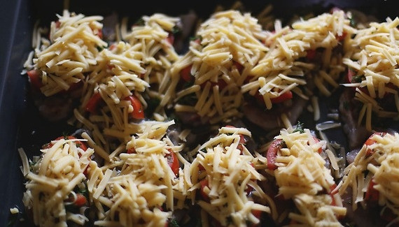 1. Этап. Куриное филе по-французски: 5. На отбитое филе выкладываем грибы, затем — помидоры, 