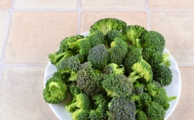 1. Этап. Брокколи со сливками: Брокколи разберите на соцветия и промойте проточной водой.