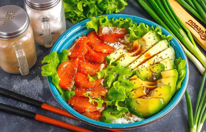 1. Этап. Боул с лососем и авокадо: Подайте к столу сразу же после приготовления. Приятного аппетита!