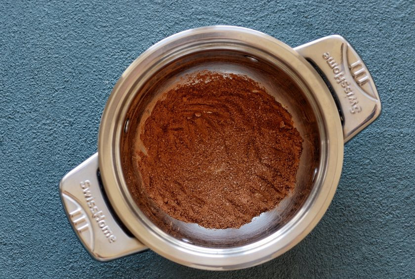 1. Этап. Шоколадная рисовая каша: В кастрюле с толстым дном смешайте сахар, соль и какао.