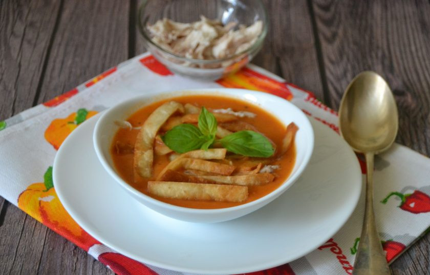 1. Этап. Куриный суп с тортильями: Подавайте куриный суп с обжаренными тортильями, положив кусочки куриного мяса, это очень вкусно и пикантно. От души рекомендую попробовать, это вкус не похож ни на что!