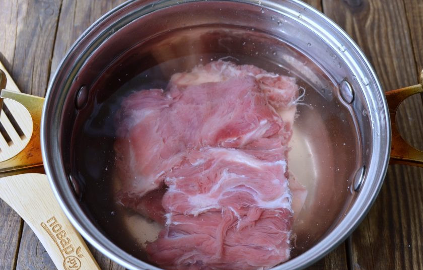 1. Этап. Саго: Чтобы сварить кашу на мясном бульоне, нужно его сначала сварить. Предлагаю использовать мясо или суповые наборы. Я сегодня варила телячьи ребра. Положите мясо в кастрюлю и залейте холодной водой, доведите до кипения и варите с момента закипания 10 минут. Слейте бульон, залейте чистой холодной водой мясо и варите до готовности. Солить нужно в самом конце. В бульон можно добавлять овощи (лук, морковь, коренья). Готовый бульон храните в холодильнике.