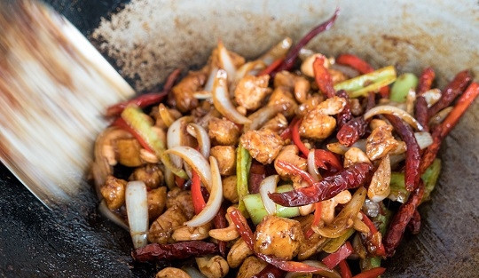 1. Этап. Курица с кешью по-тайски: 9. Добавьте заранее приготовленный соус, а еще через минуту — кешью и курицу.