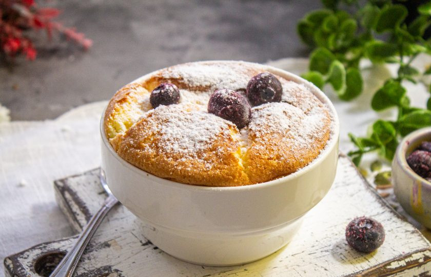 1. Этап. Суфле из яиц: Посыпьте, по желанию, сахарной пудрой и подавайте с ягодами. Приятного аппетита!