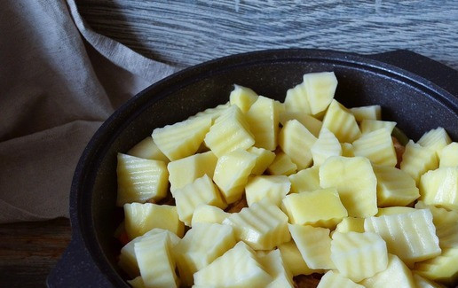 1. Этап. Соус по-кубански с курицей: Добавить кубики картофеля, влить немного кипятка, посолить. Накрыть крышкой, довести картофель до готовности.