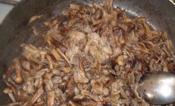 1. Этап. Салат Богатырь: 3. Достаньте сковороду. Разогрейте ее на большом огне. Влейте растительное масло. Пожарьте на среднем огне порезанную печень говяжью и отложите на отдельную тарелку. Поджарьте отдельно порезанный лук. Положите печень и лук на салфетку, дайте возможность жиру стечь. Подробите мелко чеснок.