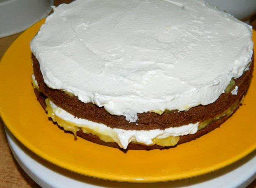 1. Этап. Креативный торт для мужчины: Затем слой крема из взбитых сливок и сахарной пудры. И снова слой бисквита.