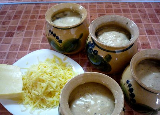 1. Этап. Жульен с картошкой и грибами: Заливаем все приготовленным соусом.