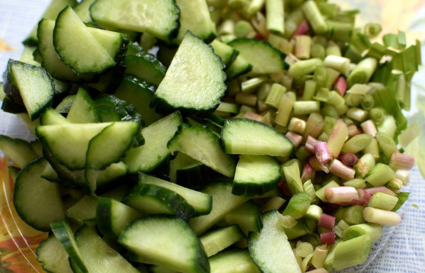 1. Этап. Летний салат с редисом и черемшой: Огурец нарежьте тонкими ломтиками, черемшу тоже нарежьте помельче, особенно черешки.