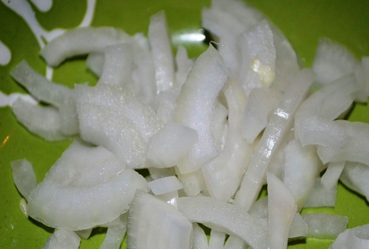 1. Этап. Простой салат с кириешками: Лук порежьте полукольцами.