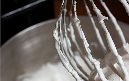 1. Этап. Нуга с миндалем: 3. В глубокой мисочке начните взбивать белки. Они должны получиться с плотными пиками. В отдельной емкости прогрейте мед и влейте его горячим тонкой струйкой в белки.