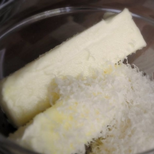 1. Этап. Чесночно-сырные гренки: Смешиваем получившуюся массу со сливочным маслом и тертым пармезаном.