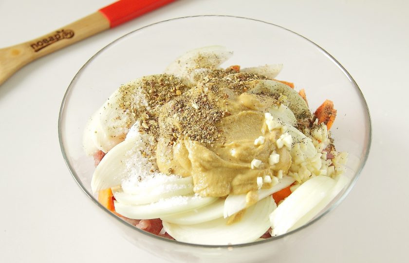 1. Этап. Свинина в горчице в рукаве: Добавьте горчицу, измельченный ножом чеснок, соль и любимые специи.