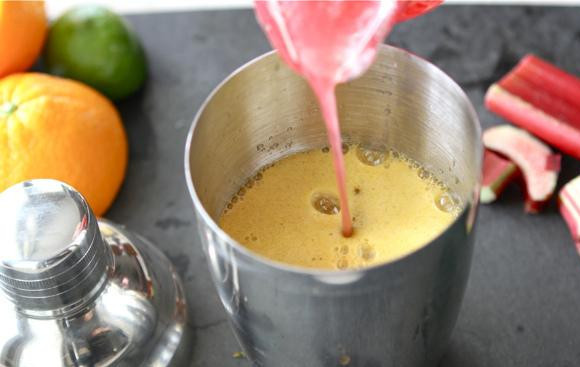 1. Этап. Коктейль Маргарита с ревенем: 4. Смешать выжатый апельсиновый сок и сок лайма, текилу, Куантро, содовую и сироп из ревеня.