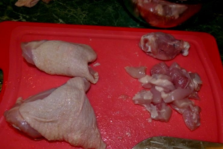 1. Этап. Плов в духовке с курицей: Куриные бедра промываем под холодной водой и снимаем с них кожу. Теперь срезаем большую часть мякоти и нарезаем ее на небольшие кусочки.
