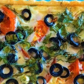 Пирог с сыром, помидорами и оливками