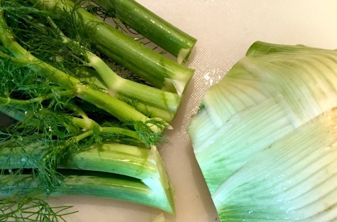 1. Этап. Салат с фенхелем, рукколой и апельсином: 1. Вымойте фенхель и отрежьте луковицу от зеленой части.