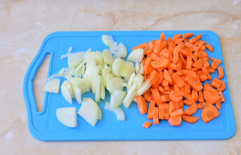 1. Этап. Плов праздничный: В это время очистите и нарежьте морковь с луком.
