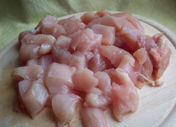 1. Этап. Кабачки с куриным филе: Куриное филе промываем под холодной водой и даем ему обсохнуть, затем нарезаем на небольшие кубики.