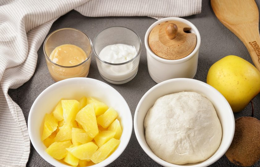 1. Этап. Сладкая пицца с ананасами: Подготовьте все ингредиенты по списку. Сгущёное молоко для соуса должно быть достаточно густое, у меня домашняя сущенка. Количество фруктов и сахара берите на свой вкус.