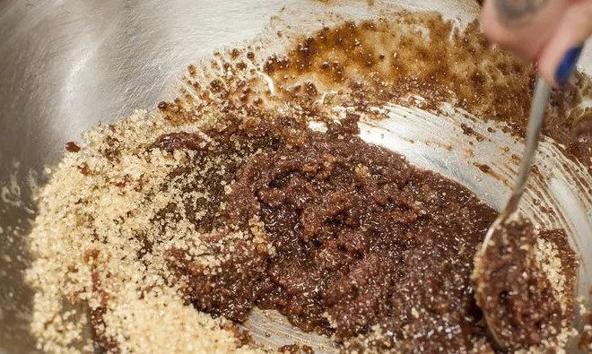 1. Этап. Кекс на кефире без яиц: 1. При помощи микроволновки растопим масло и тофу (можно сразу вместе). Смешаем с какао, ванилью и сахаром.