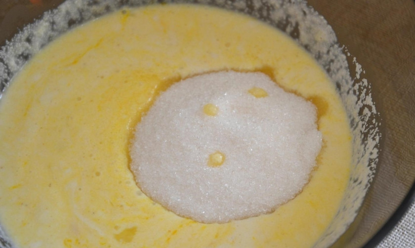 1. Этап. Манник с творогом в духовке: 3. Всыпаю стакан сахарного песка (можно больше или немного меньше).