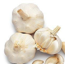 1. Этап. Курица, запеченная с лимоном и белым вином.: 3. Зубчики чеснока отделяем друг от друга, но не чистим! Каждый зубчик давим чем-нибудь плоским. Например, лезвием ножа.