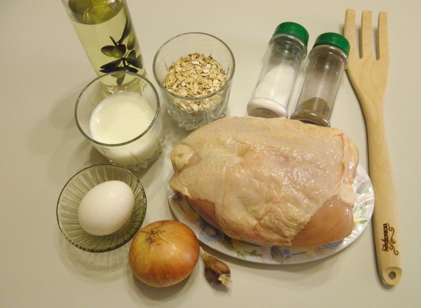 1. Этап. Котлетки из куриных грудок: Приготовьте продукты для котлеток. Очистите лук и чеснок, грудку тщательно вымойте.