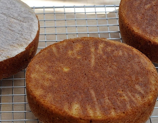 1. Этап. Морковный торт простой: 6. Выпекайте минут 30-35. Готовность проверяйте зубочисткой. Готовые коржи остудите на решетке.