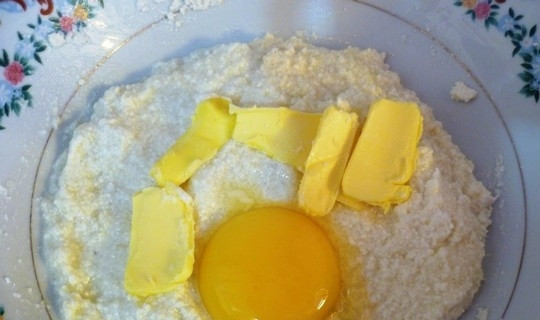 1. Этап. Банановый пудинг в мультиварке: С помощью миксера взбейте яичный желток с творогом и сливочным маслом.