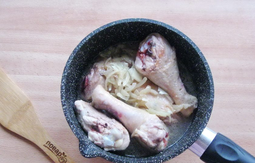 1. Этап. Курица в красном соусе: Лук с курицей переложите в удобную, глубокую посуду, желательно с толстым дном. Посолите и поперчите по вкусу. Налейте 250-300 мл. воды. Накройте кастрюлю крышкой.