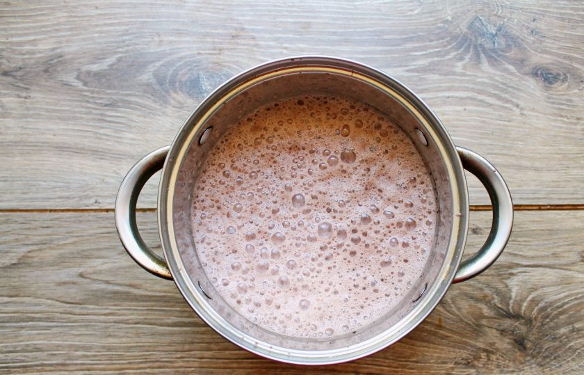 1. Этап. Какао на сгущенном молоке: Поставьте кастрюлю с какао на медленный огонь и варите в течение 1-2 минуты. Взбейте до пены и разлейте по бокалам.