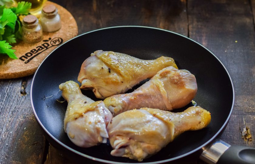 1. Этап. Диетический чахохбили из курицы: В сковороде прогрейте буквально ложку растительного масла, выложите голени и поджарьте до легкой румяной корочки — 3 минуты.