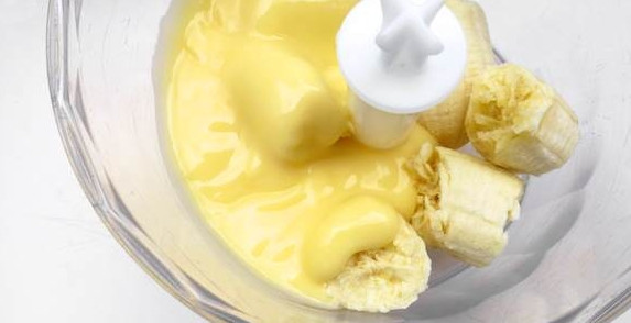 1. Этап. Быстрый пирог с бананами: 5. Теперь можно заняться начинкой. В блендер выложите кусочки банана и добавьте готовый заварной крем. Взбейте до однородности. При желании дополнить этот простой рецепт быстрого пирога с бананами можно соком лимона, например.