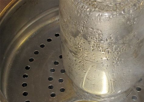 1. Этап. Маринованные корнишоны: Банку и крышку помойте и простерилизуйте удобным способом: горячим паром, кипятком или в духовке.