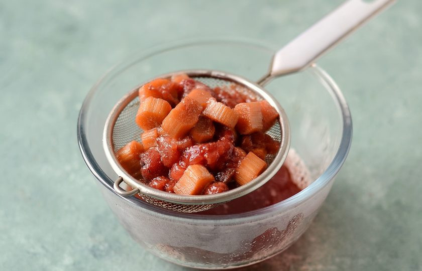 1. Этап. Лимонад из ревеня: Процедите получившуюся жидкость. Сироп для лимонада готов.