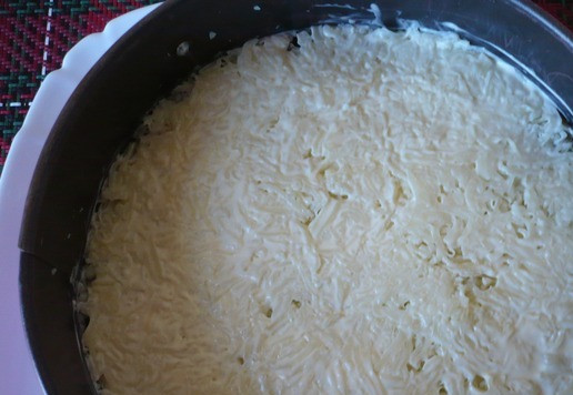 1. Этап. Салат-закуска Зимняя сказка: Выложить следующим слоем, слегка смазать майонезом.