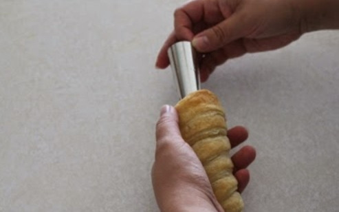 1. Этап. Трубочки с изюминкой: 7. Выпекайте в разогретом до 170 градусов духовом шкафу 15 минут, затем остудите и аккуратно удалите формочку, оставьте трубочки до полного остывания.