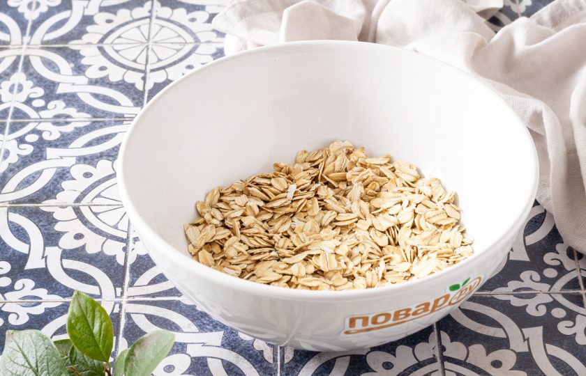 1. Этап. Геркулесовая каша в микроволновке: В глубокую миску, которая подходит для микроволновой печи, засыпьте овсяные хлопья.