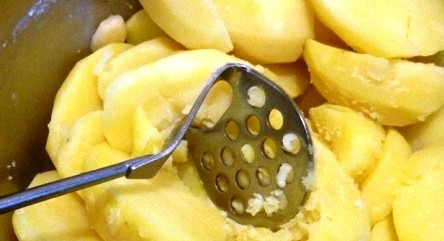 1. Этап. Мясной рулет с картофелем: Картофель тем временем уже готов, сделаем пюре с помощью толкушки.