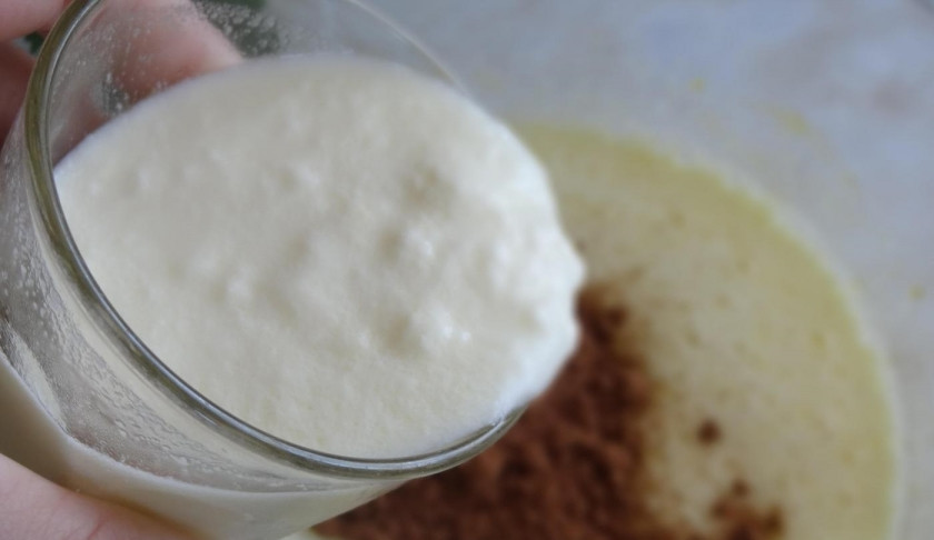 1. Этап. Быстрый тортик: 4. Вливаю кефир жирный и добавляю столовую ложку растопленного сливочного масла, хорошенько перемешиваю все составляющие.