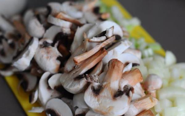 1. Этап. Сырный крем-суп с грибами: Шампиньоны, лук и сельдерей порежьте небольшими кубиками.