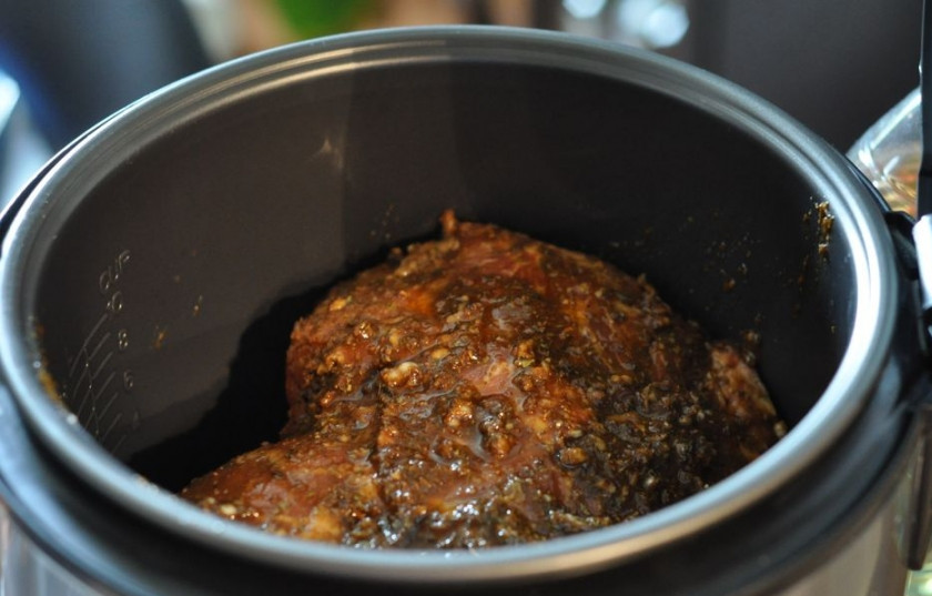 1. Этап. Буженина из телятины в мультиварке: Натираем маринадом мясо и кладем его в чашу мультиварки. Добавляем пару лавровых листов, закрываем крышкой и даем мясу постоять так 1 час.