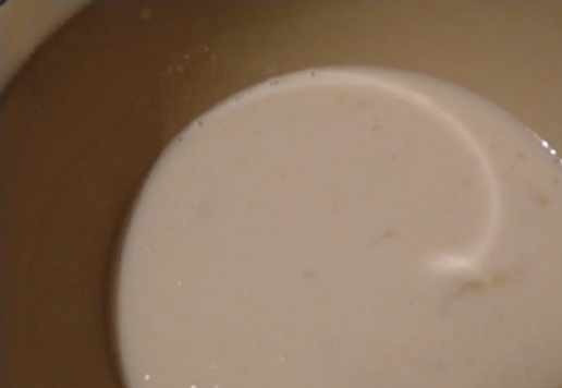 1. Этап. Рисовые оладьи с бананом: Кефир смешать с яйцами. Добавить сахарозаменитель, ванильный сахар, соль