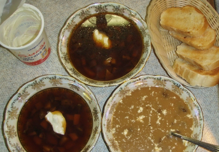 1. Этап. Грибовница из сухих грибов: Готовую грибовницу из сухих грибов подавайт со сметаной.