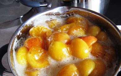 1. Этап. Варенье из абрикосов с косточками: 4. Абрикосы мы оставляем в сиропе на 12 часов, после чего варите варенье 2 дня. Я довожу его до кипения, снимаю пену и выключаю. На третий день закатайте варенье по стерилизованным банкам и отправьте в погреб или кладовую.