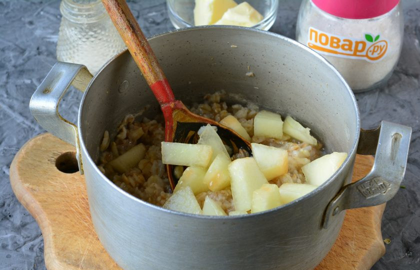 1. Этап. Овсяная каша с дыней: Добавьте кусочки дыни и варите кашу еще пару минут.