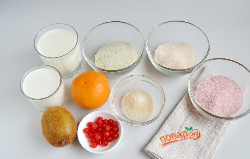 1. Этап. Слоеное желе в стаканчиках: 1. Итак, подготовьте желе в пакетиках, чистый желатин, сливки и сахарную пудру. Фрукты-ягоды и сливки для взбивания пока не понадобятся. Закипятите воды, у меня каждая пачка желе разводится 300 мл воды, плюс 20-30 мл воды для разведения чистого желатина.